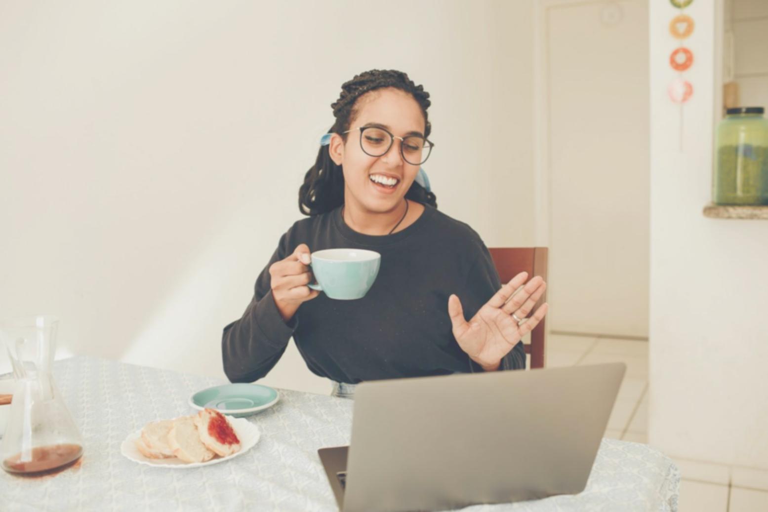 Team bei der Analyse von Finanzdaten und Marktberichten